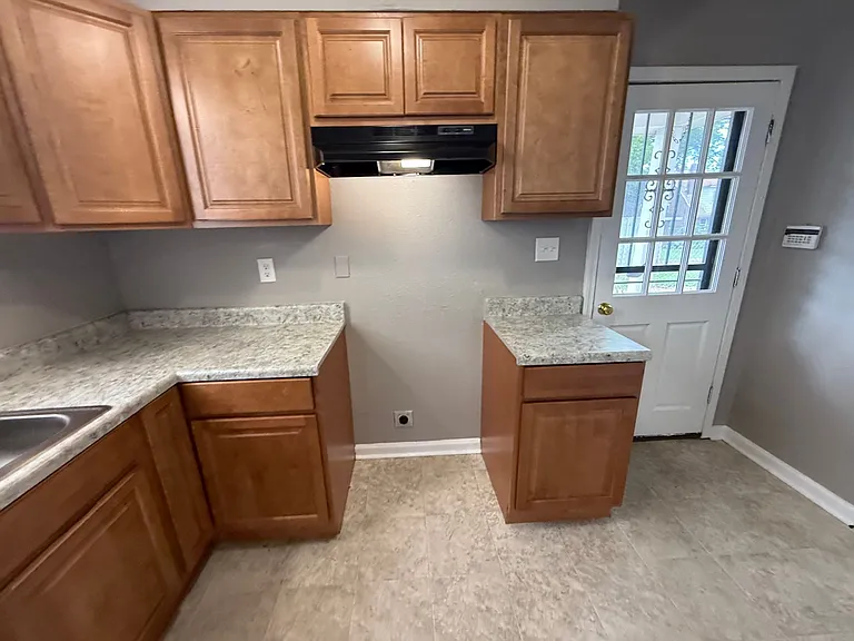 816 Columbia St — Photo 3