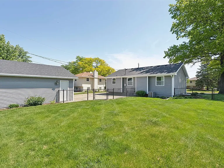 502 NE Trilein Dr — Photo 7