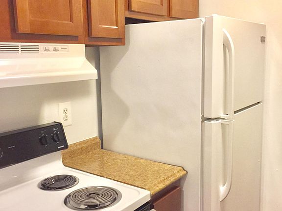 2nd image of 326 Jarvis St #302