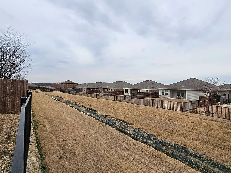 813 Fueller Dr — Photo 43