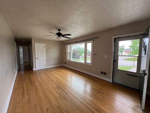 3rd image of 103 Roundhill Dr