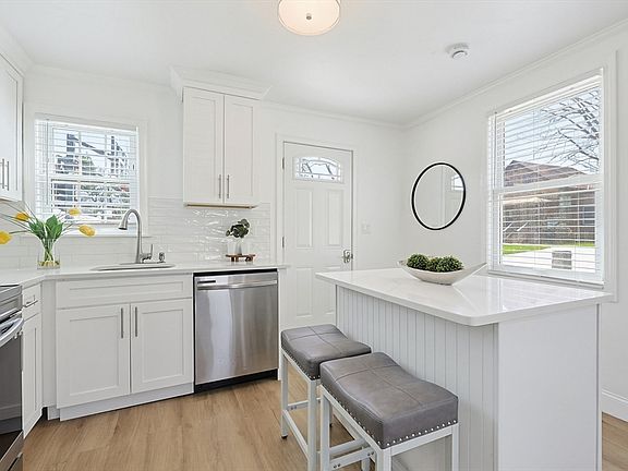 5th image of 132 Sumner St