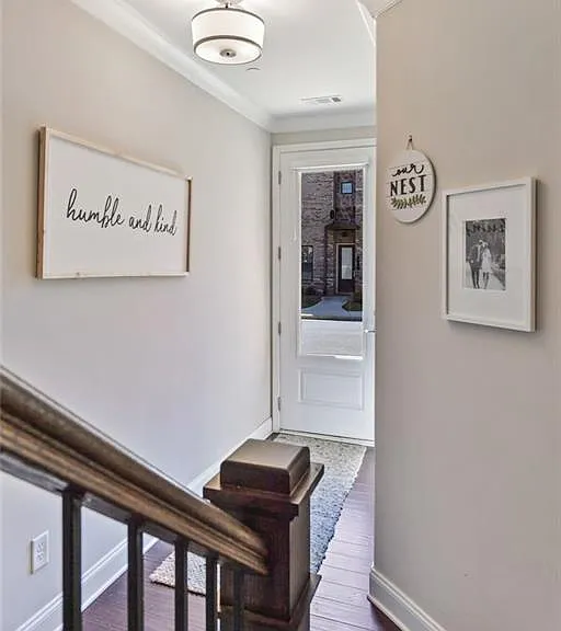 712 Alden Dr — Photo 3