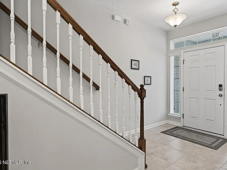 381 Richmond Dr — Photo 5