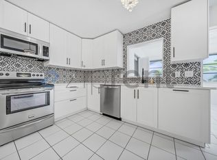 501 Bayview Dr NE APT 4, Saint Petersburg, FL 33704