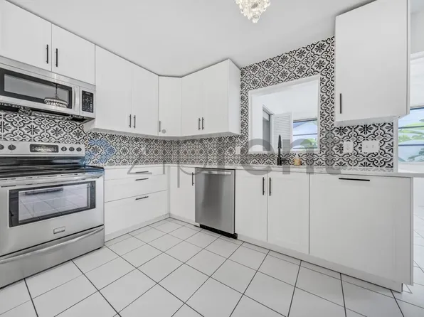 501 Bayview Dr NE APT 4, Saint Petersburg, FL 33704
