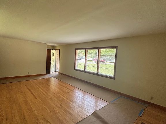 3rd image of 1005 Ridgecrest Rd