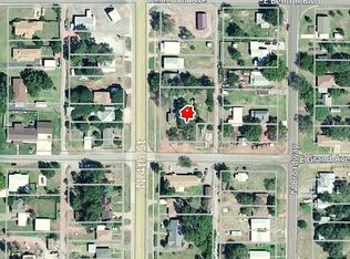 1304 N 4th St, Sayre, OK 73662