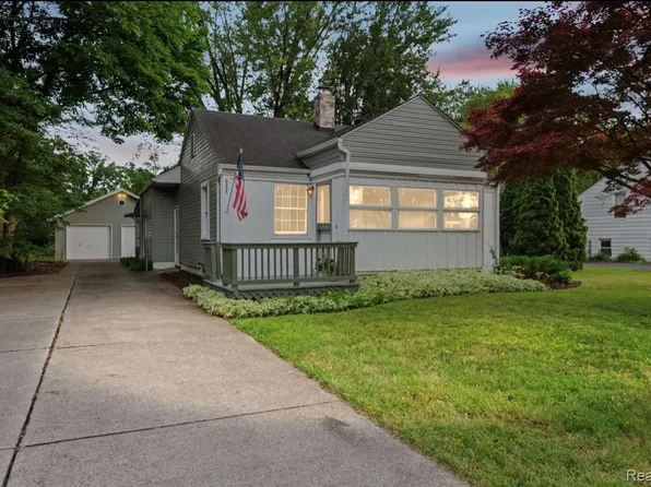 9235 Whitall Ln, Grosse Ile, MI 48138