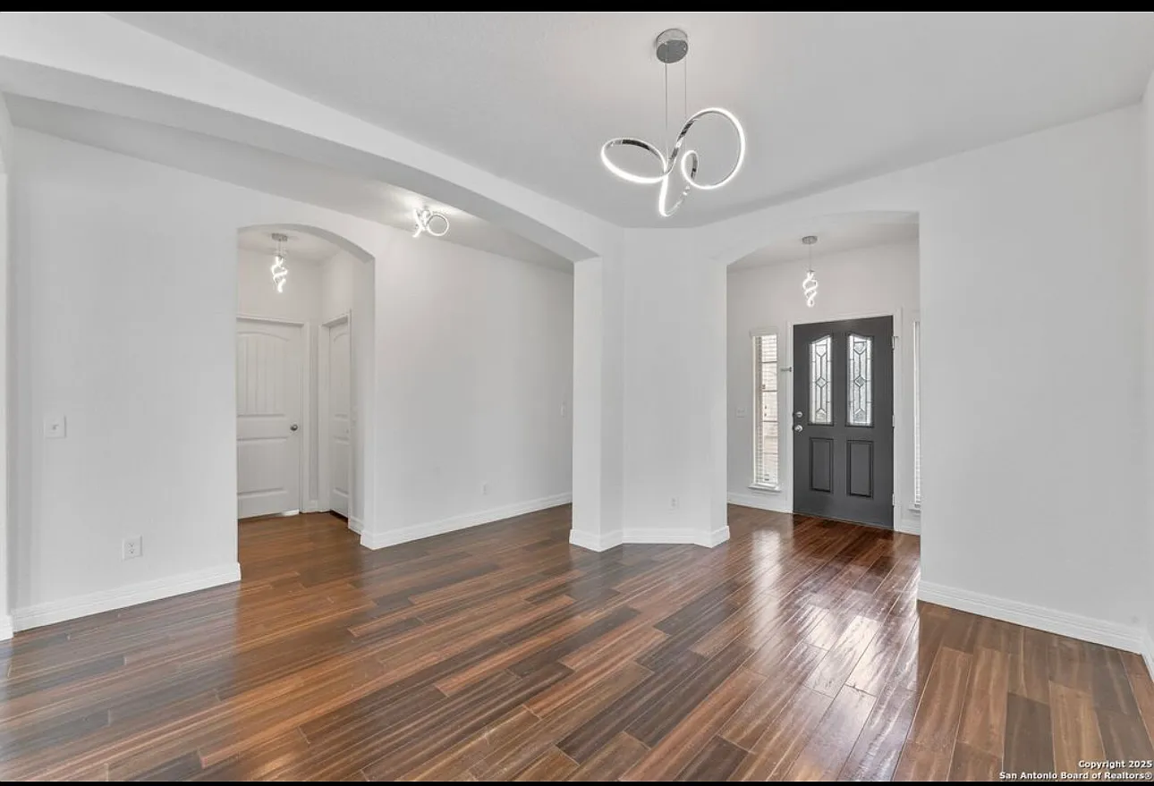 5 bed, 2800 sqft, $2,500 — Photo 2