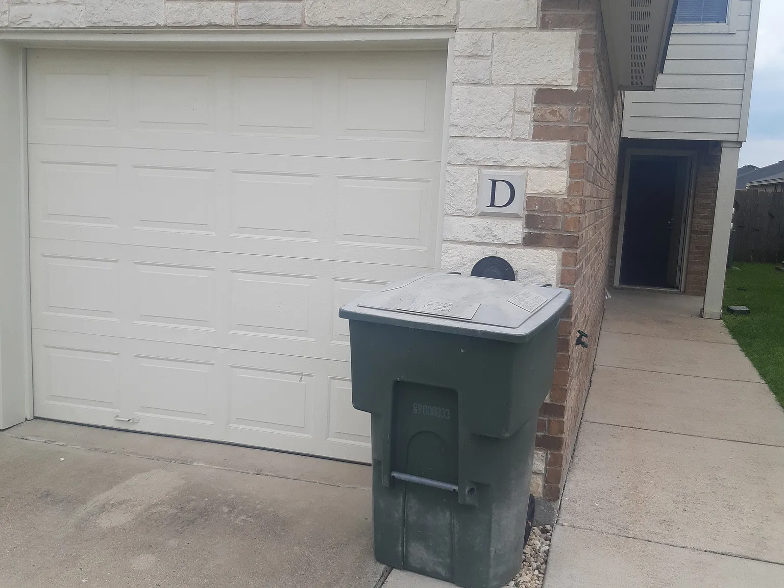 3 bed, 2.5 bath, 1320 sqft, $1,350 — Photo 2