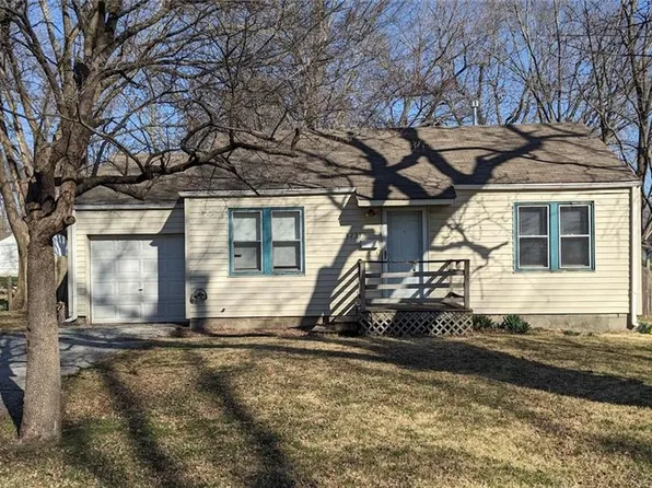 8233 Hemlock St, Overland Park, KS 66204