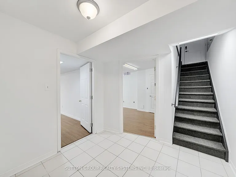 56 Ballard Cres #LOWER — Photo 4