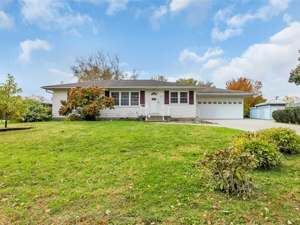 218 Riverview Dr, Vinton, IA 52349