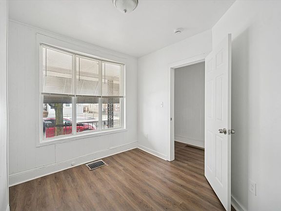 4th image of 1124 W 9th St