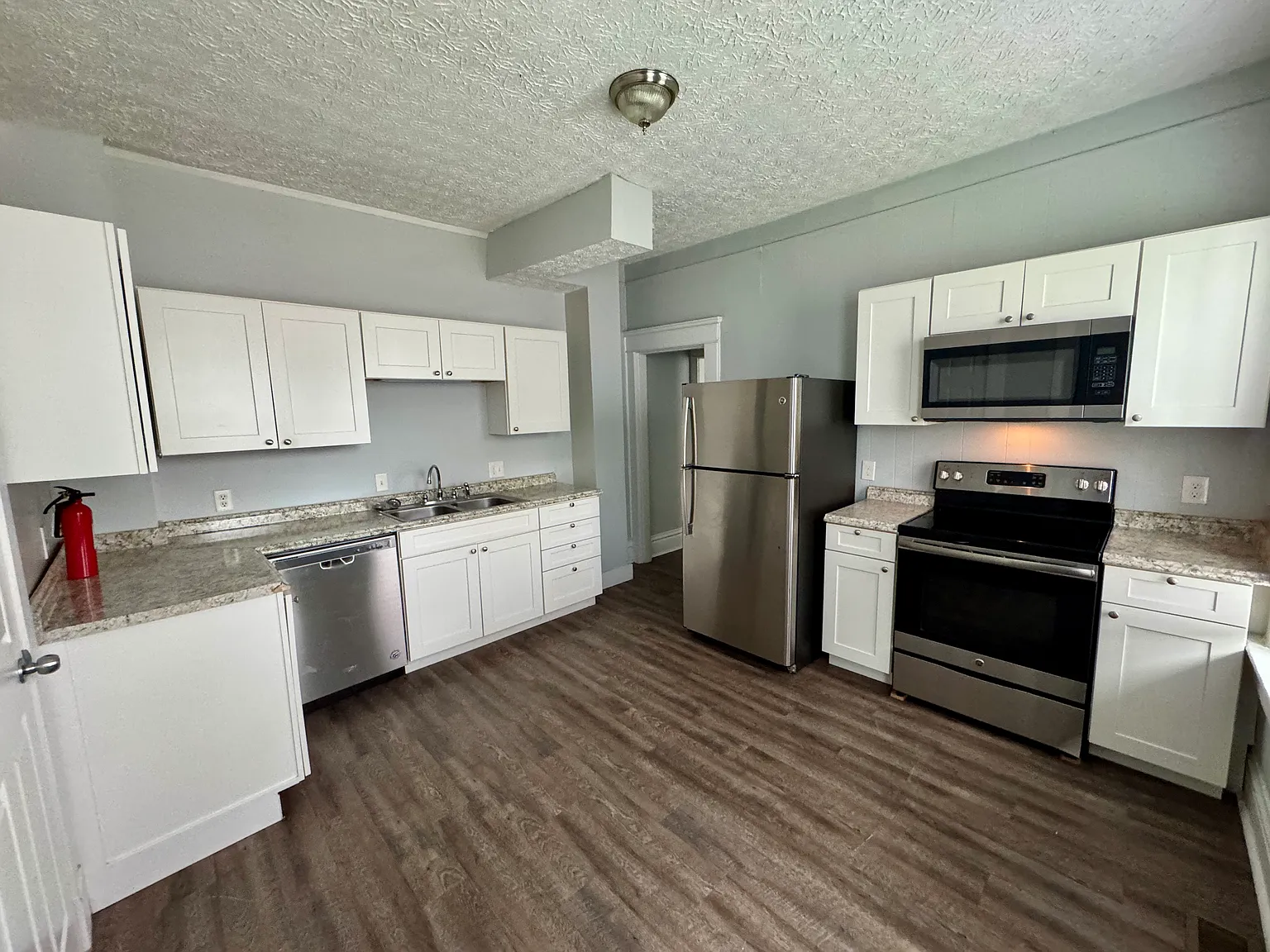 3 bed, 1.5 bath, 1800 sqft, $1,350 — Photo 4