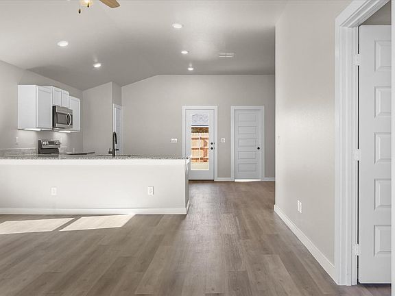 2nd image of 3201 Cottonwood Ave