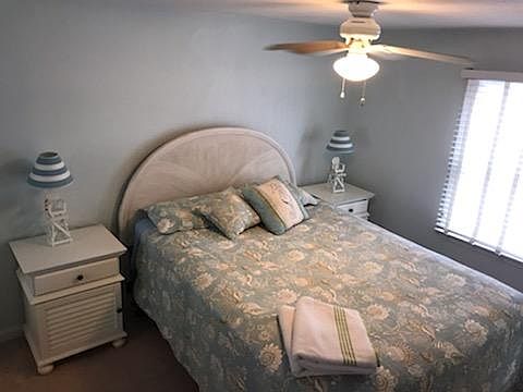 MASTER QUEEN BED W/AC