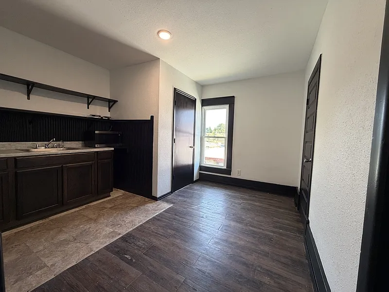 1 bed, 1.0 bath, 450 sqft, $650 — Photo 1
