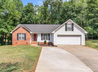 108 W Peninsula Dr, Laurens, SC 29360