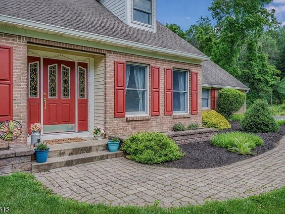 4th image of 69 Lincoln Laurel Rd