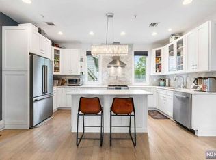 302 Hoym St #B, Fort Lee, NJ 07024