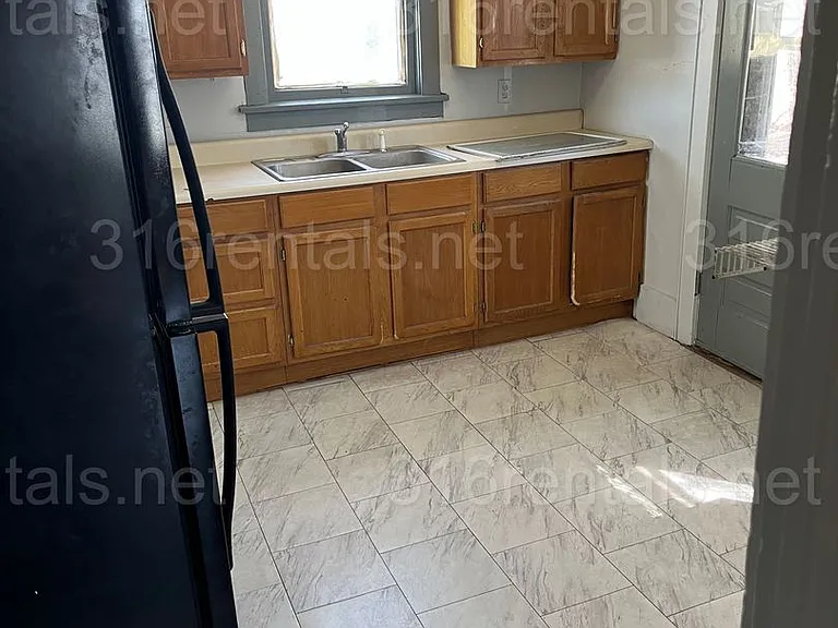 1014 E 6th St — Photo 8