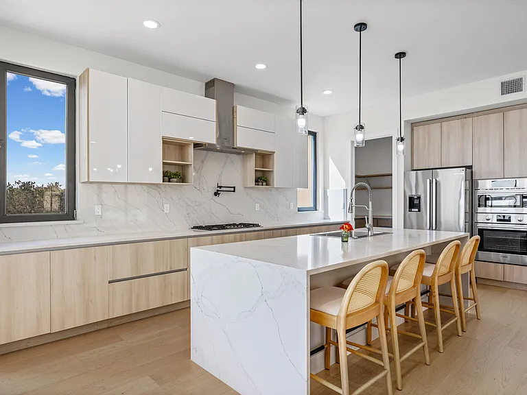 1020 Mountain Leather Dr — Photo 3