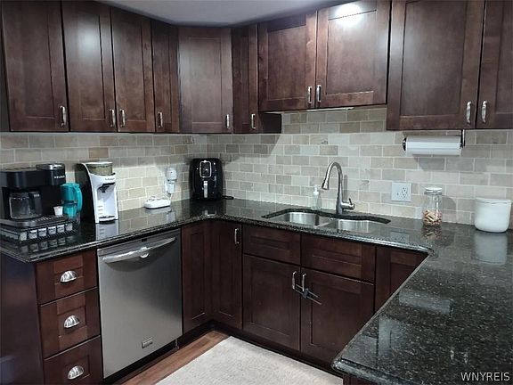 4th image of 79 Marilyn Dr