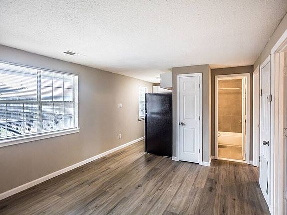 4th image of 3855 Jackson Ave #111