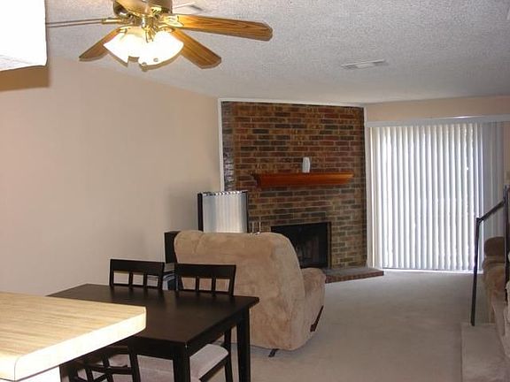 2nd image of 621 Carriagehouse Ln APT 7