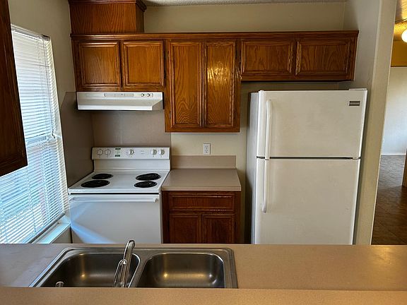 5th image of 1010 Lexington Cir #11365634