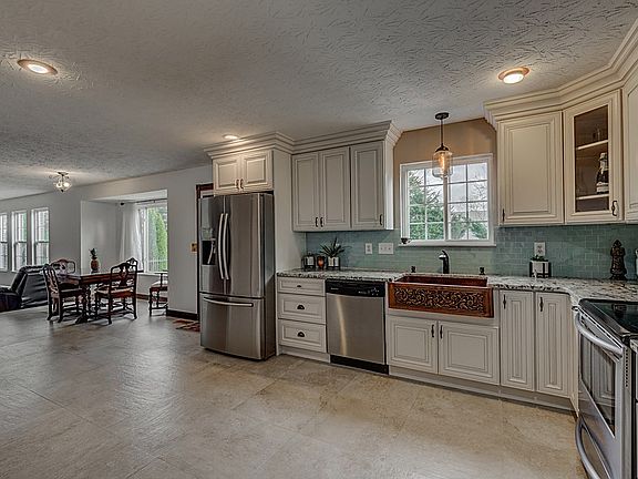 3rd image of 11196 Trumpeter Ct