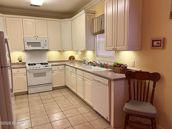 4th image of 389 N Point Dr