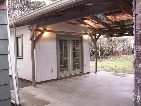 Accessory room and covered patio