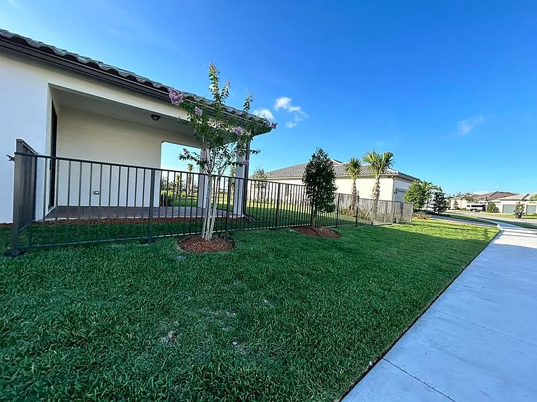 845 SE Courances Dr — Photo 22