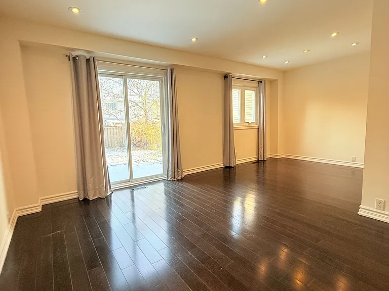 16 Madsen Cres — Photo 3