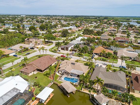 5th image of 215 Malaga Ct