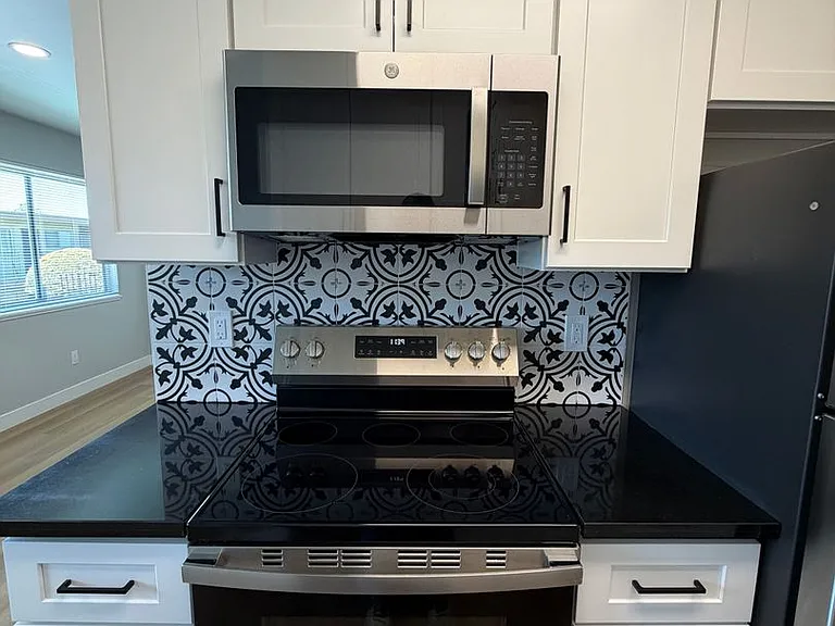 ROYALE APARTMENTS — Photo 17