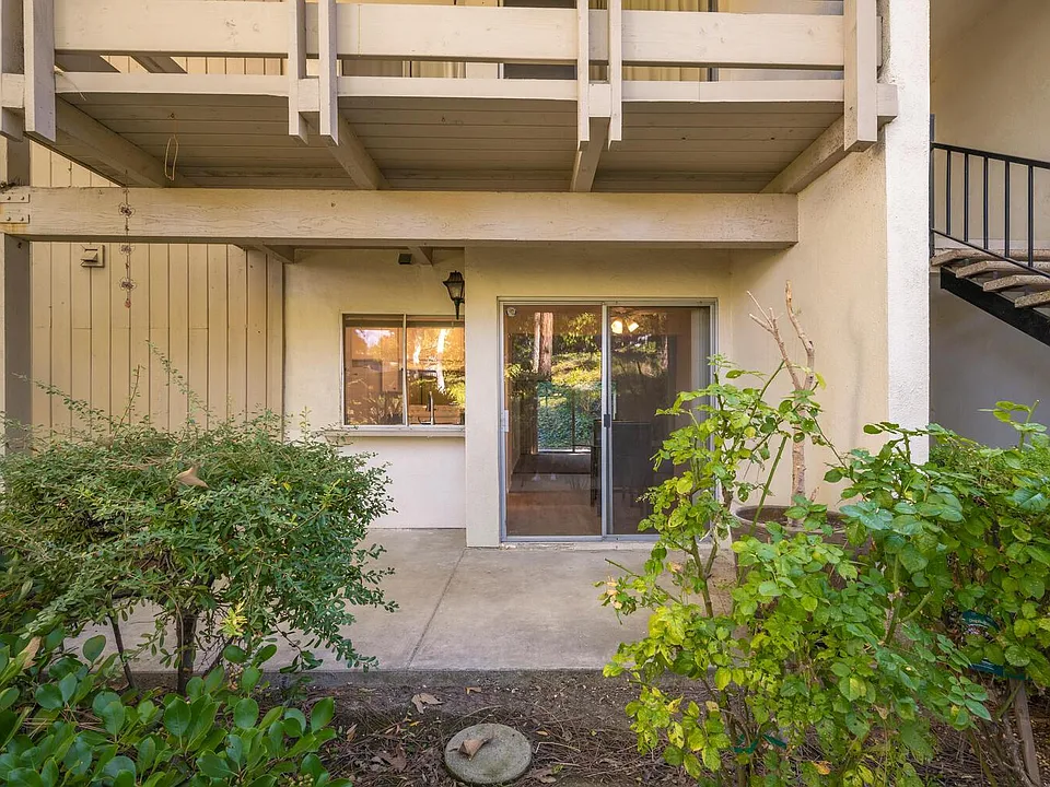 23732 Hillhurst Dr #27