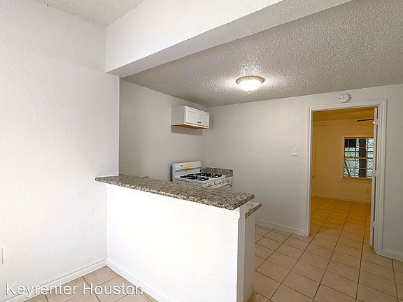 4th image of 4610 Schroeder St #B