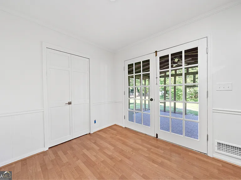223 Brookwood Dr — Photo 17