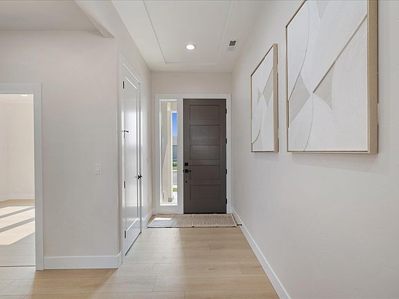 4th image of 2946 S Belfair St