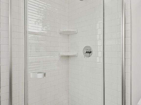 4th image of 628 Waverley St #10