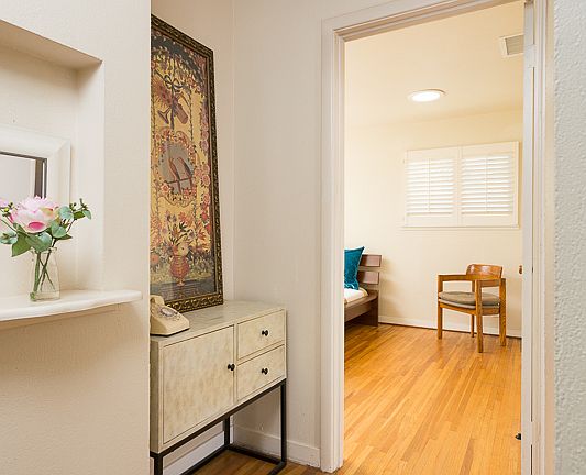 4th image of 2408 Rosyln Way