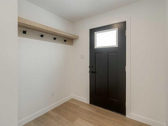 2nd image of 656 SW Crescent Ave