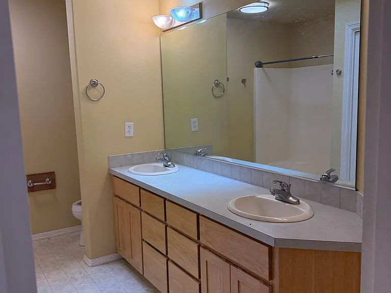3228 N Main St — Photo 43