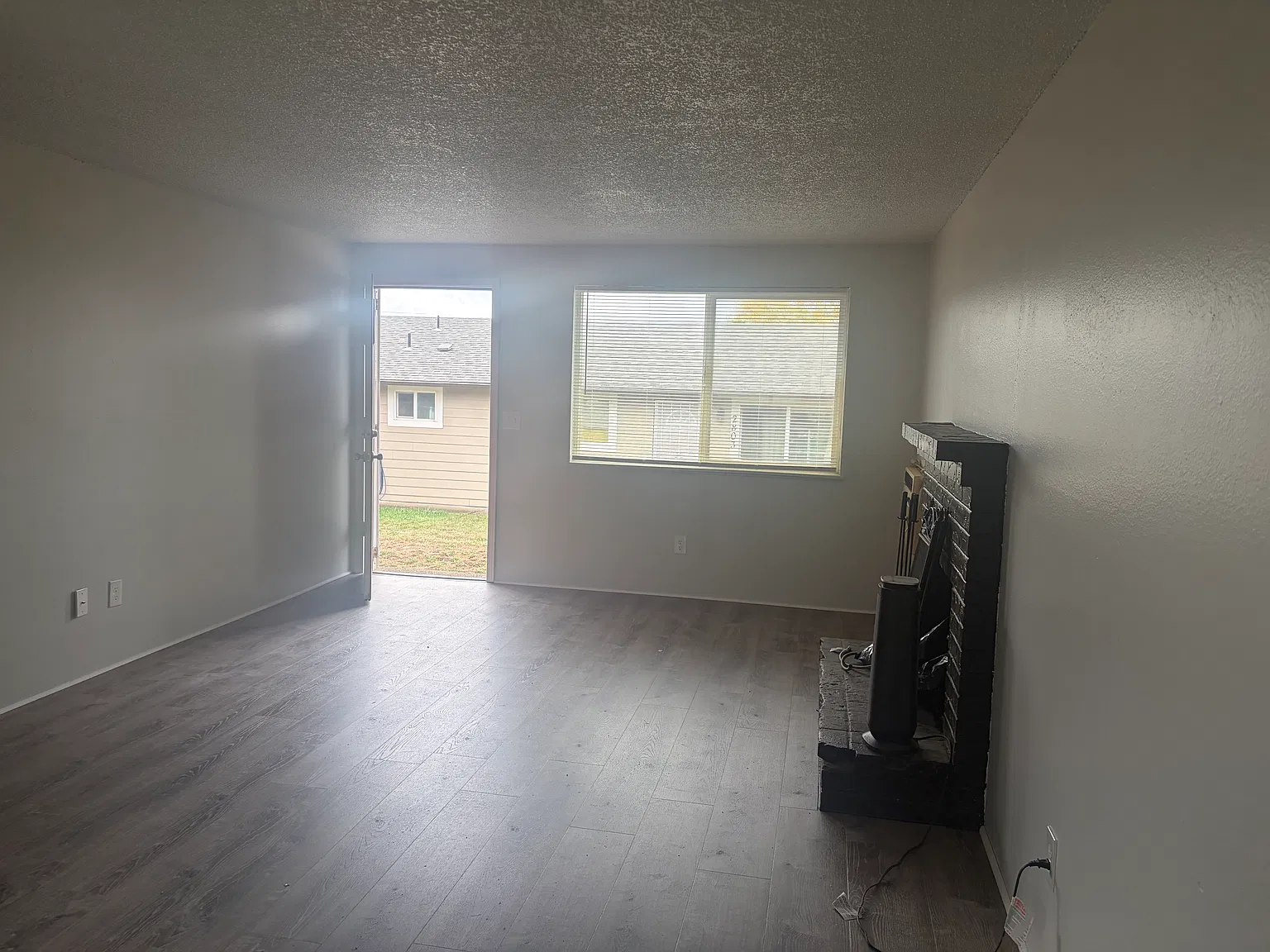 2 bed, 950 sqft, $1,600 — Photo 2