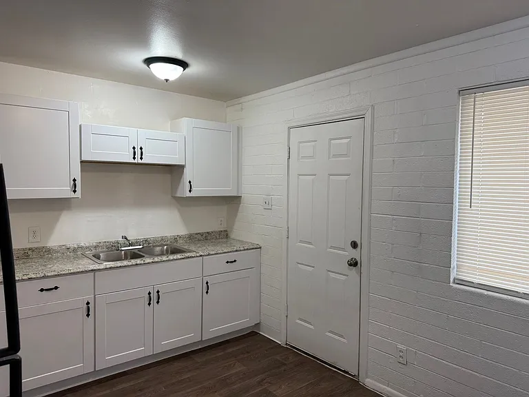 1630 W Desert Cove Ave — Photo 3