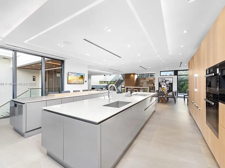 440 Mola Ave — Photo 14